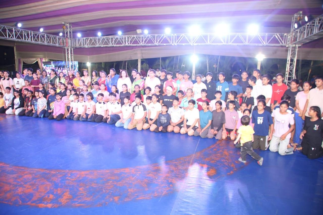A large community gathering at Shiv Karmsthali's evening event