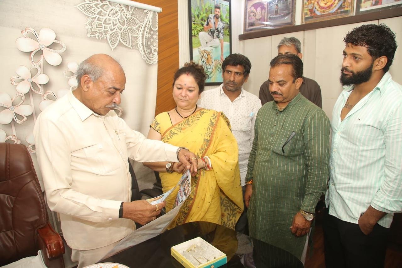 A guest being felicitated at Shiv Karmsthali
