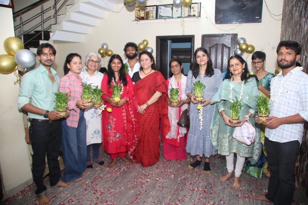 Guests being felicitated with sapling gifts at Shiv Karmsthali